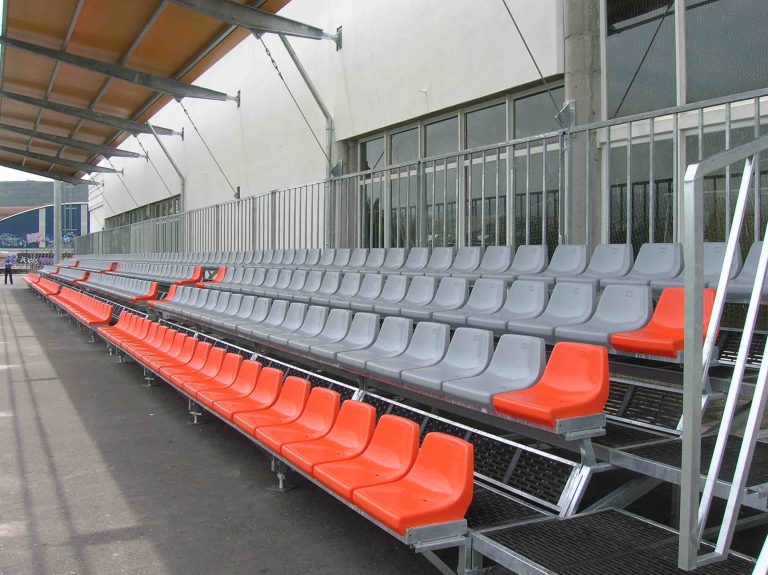 Teleskoptribüne Sporthalle – Flexible und platzsparende Zuschauerlösungen für moderne Hallen
