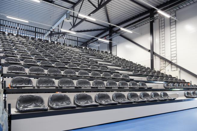 Elektrisch ausziehbare Tribüne für komfortable Bedienung in Sporthallen