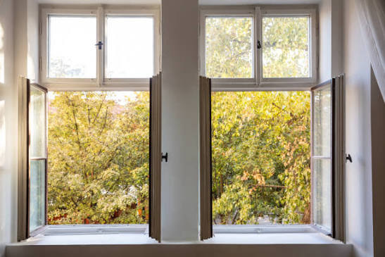 Skandinavische Fenster aus Holz für modernes und zeitloses Wohnen